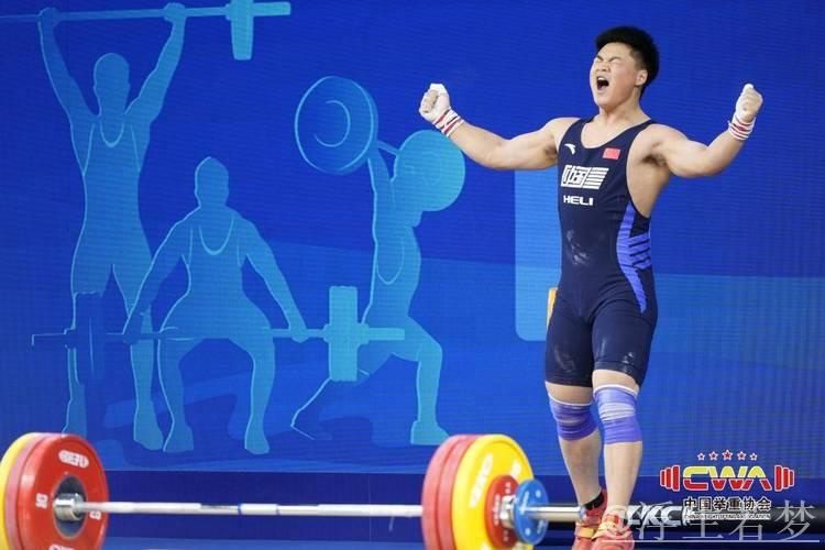 潘云华勇夺全国举重冠军赛三金